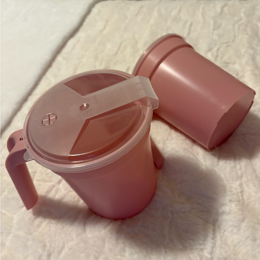 Pink pitchers comes in 2